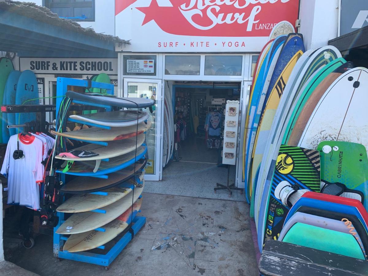 Red Star Surf & Yoga Camp Lanzarote Vandrehjem Famara Eksteriør billede