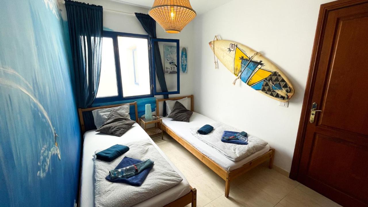 Red Star Surf & Yoga Camp Lanzarote Vandrehjem Famara Eksteriør billede