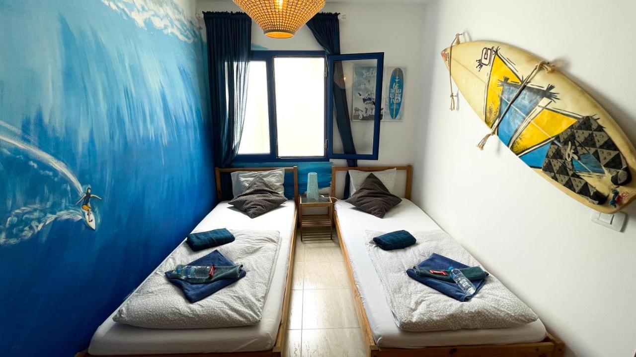 Red Star Surf & Yoga Camp Lanzarote Vandrehjem Famara Eksteriør billede