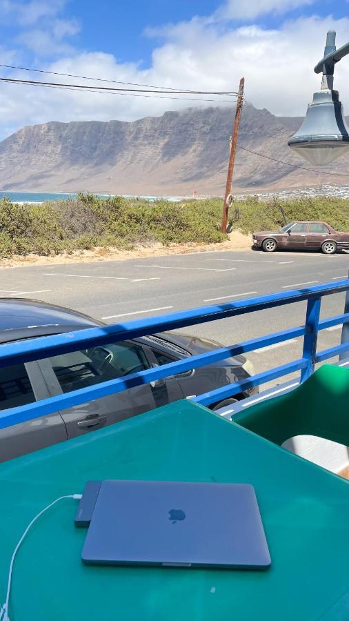 Red Star Surf & Yoga Camp Lanzarote Vandrehjem Famara Eksteriør billede