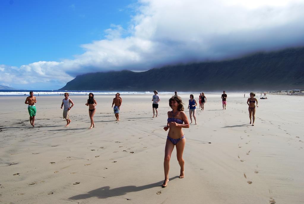 Red Star Surf & Yoga Camp Lanzarote Vandrehjem Famara Eksteriør billede