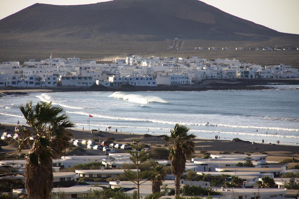 Red Star Surf & Yoga Camp Lanzarote Vandrehjem Famara Eksteriør billede