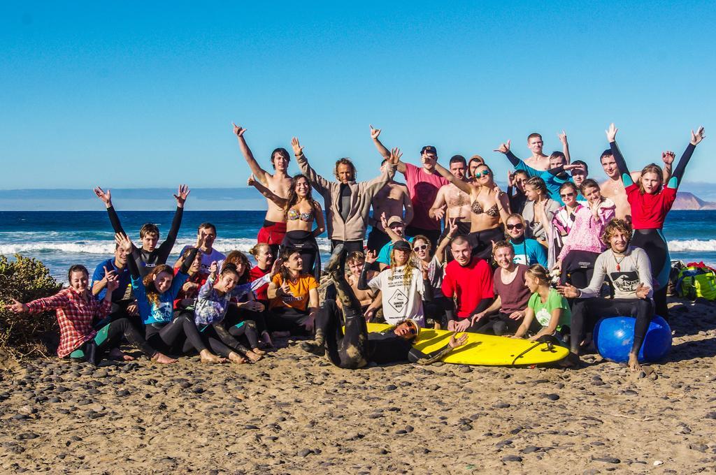 Red Star Surf & Yoga Camp Lanzarote Vandrehjem Famara Eksteriør billede