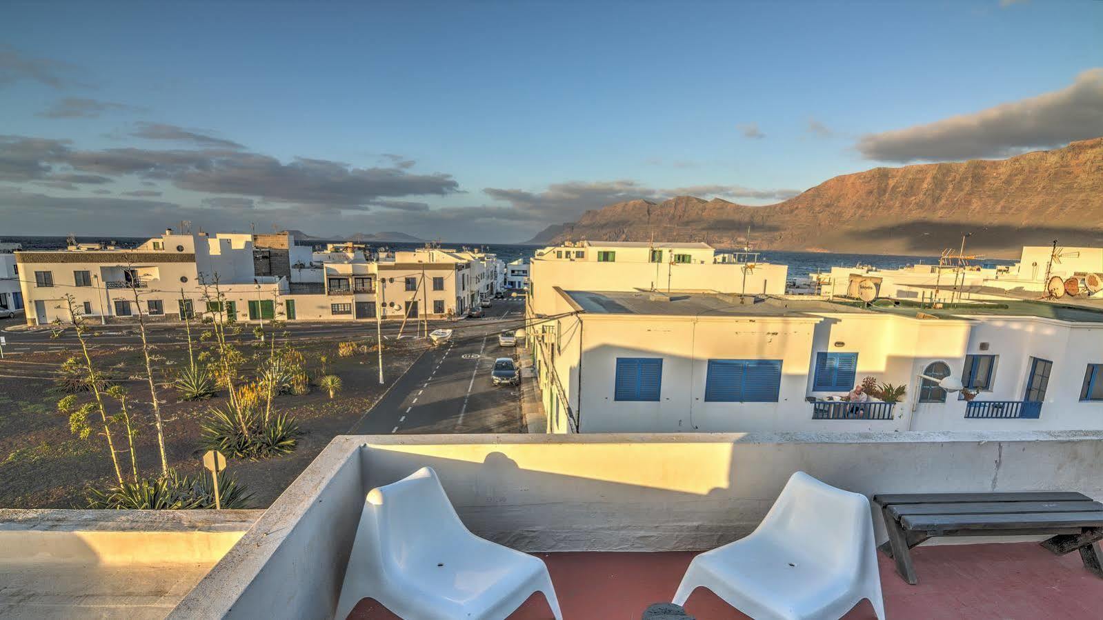 Red Star Surf & Yoga Camp Lanzarote Vandrehjem Famara Eksteriør billede
