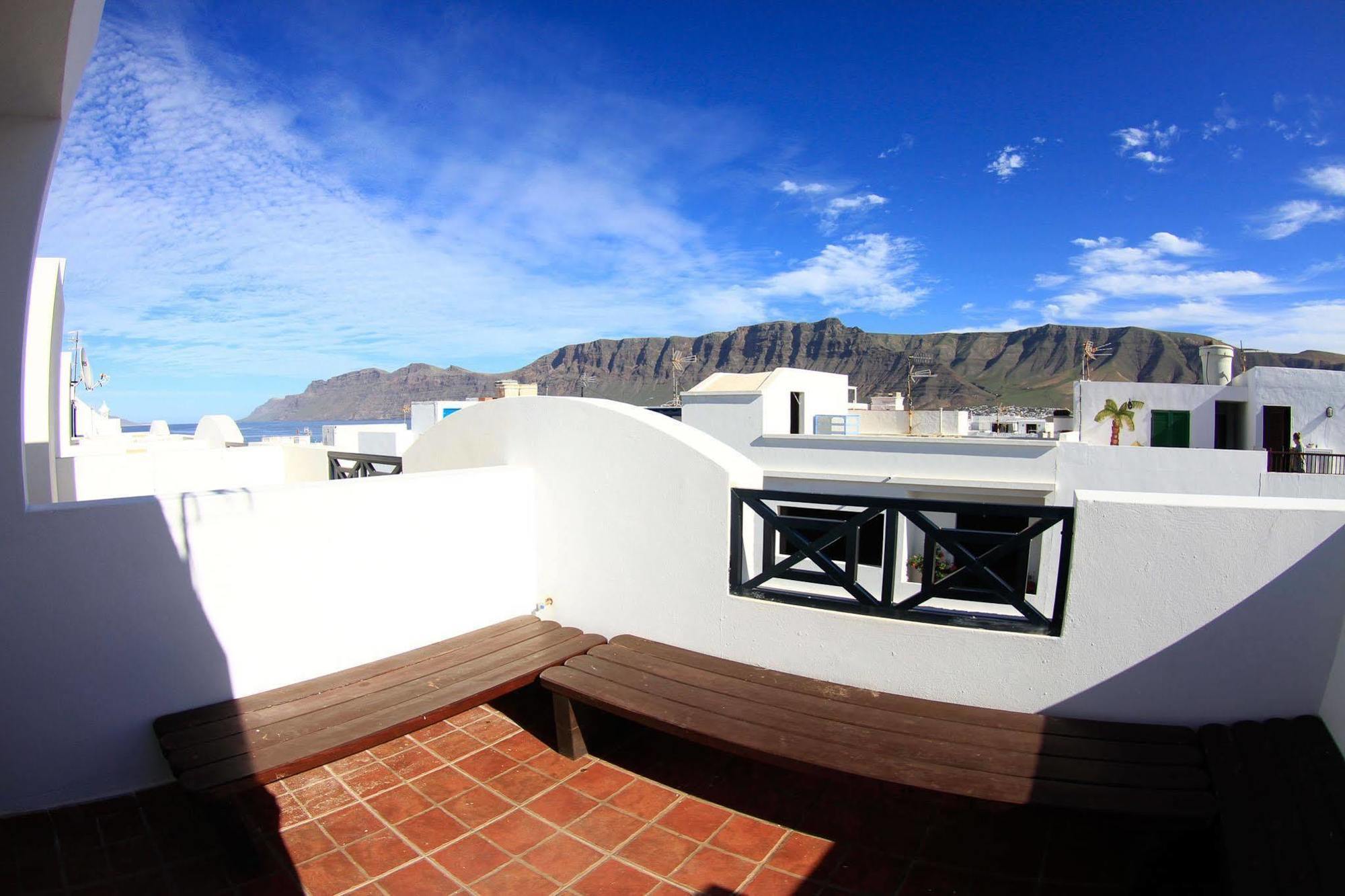Red Star Surf & Yoga Camp Lanzarote Vandrehjem Famara Eksteriør billede