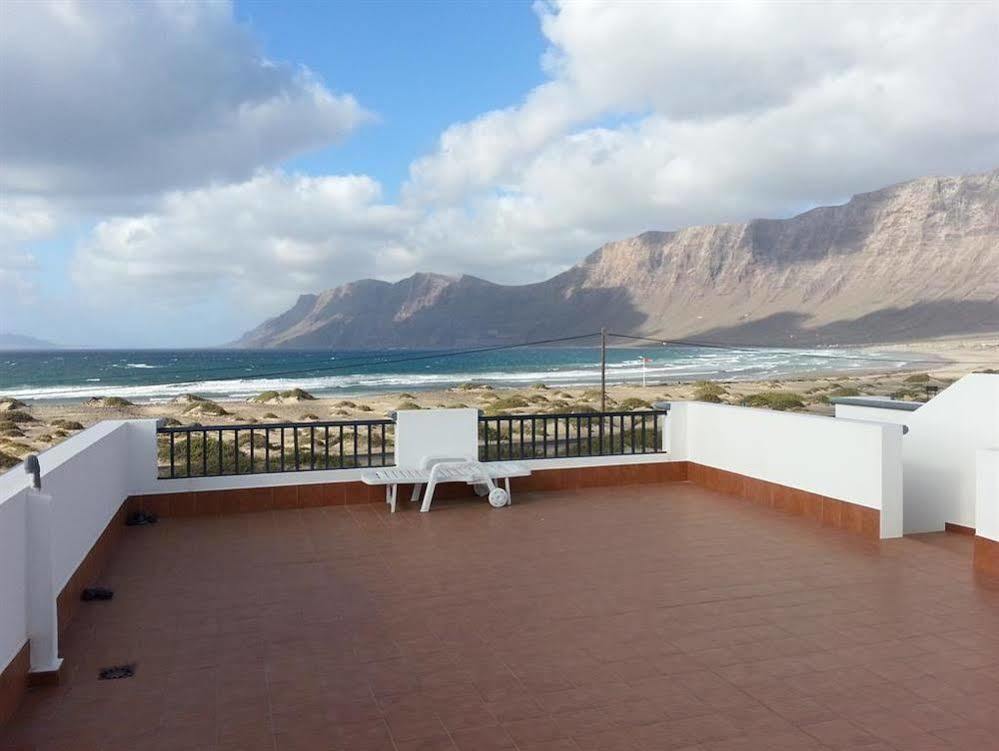 Red Star Surf & Yoga Camp Lanzarote Vandrehjem Famara Eksteriør billede